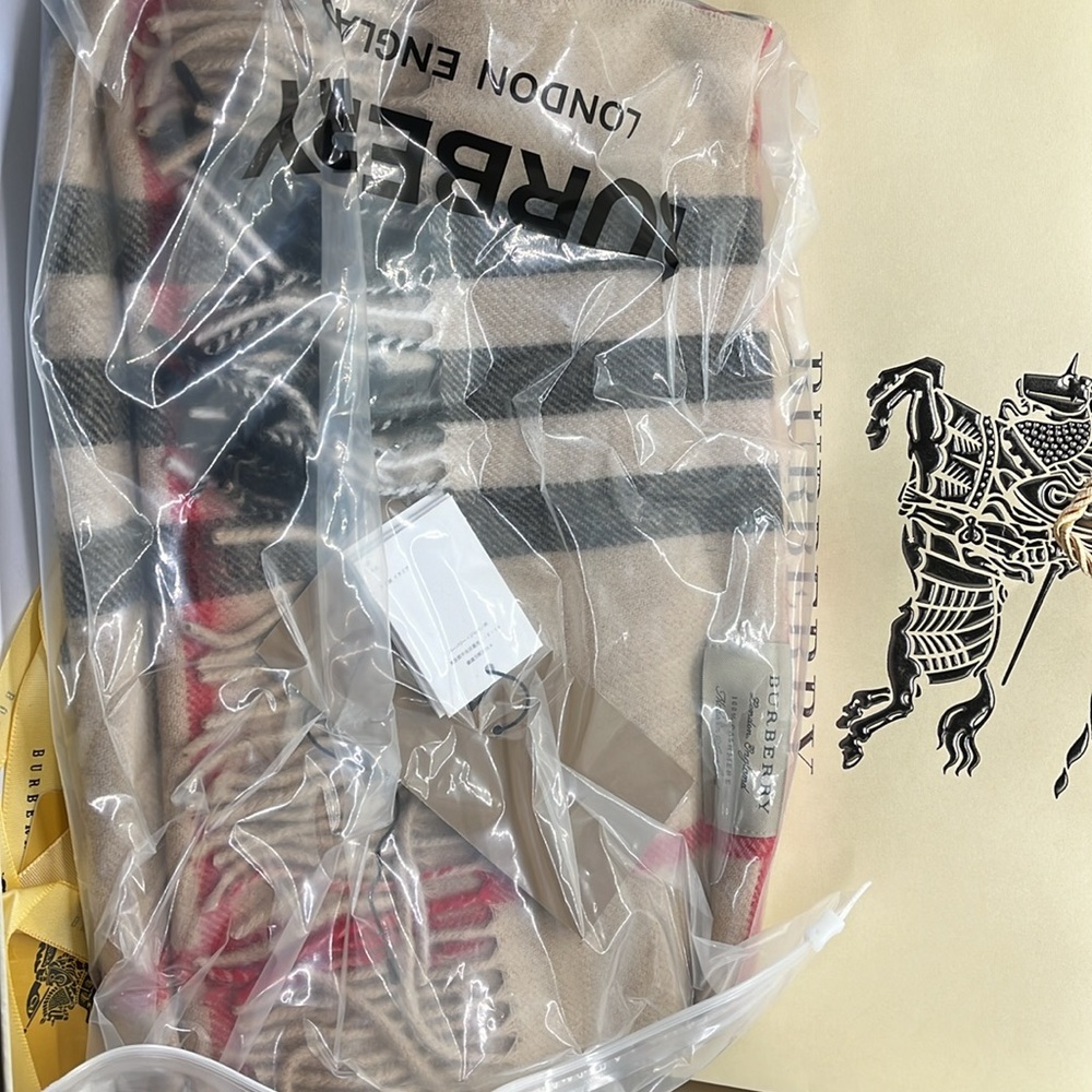 A Burberry scarf pretty much new but the box is definitely damaged - Picture 3 of 3